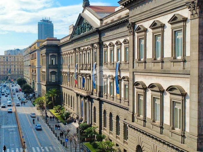 Appartamento quadrilocale in vendita in Corso umberto, Tribunali, Napoli