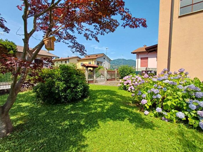 Appartamento trilocale in vendita in Via John Fitzgerald Kennedy, Centro, Imbersago