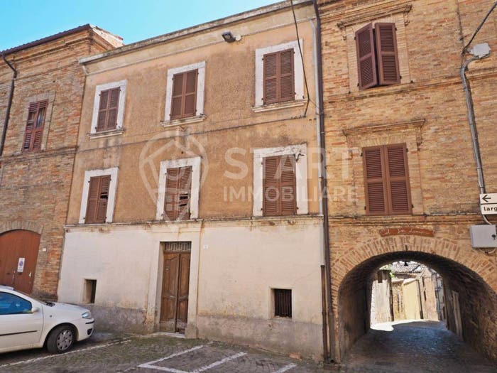 Casa con 6 locali in vendita in Piazza Giuseppe Garibaldi, Centro, Montecosaro