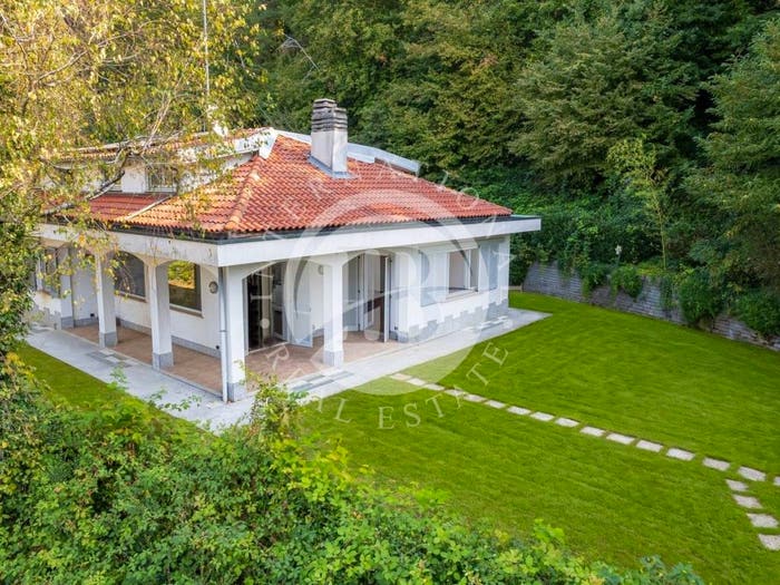 Casa con 6 locali in vendita in Centro, Carimate