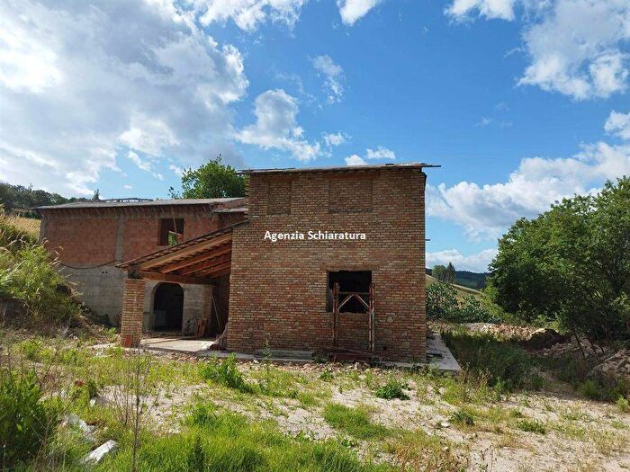 Casa con 6 locali in vendita in Montelabbate