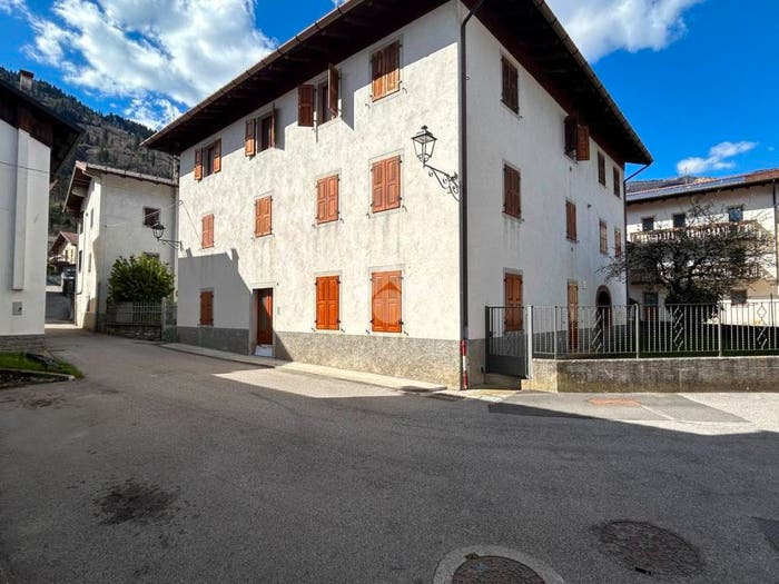 Appartamento trilocale in vendita in Via Di Lena Ettore, Centro, Sutrio