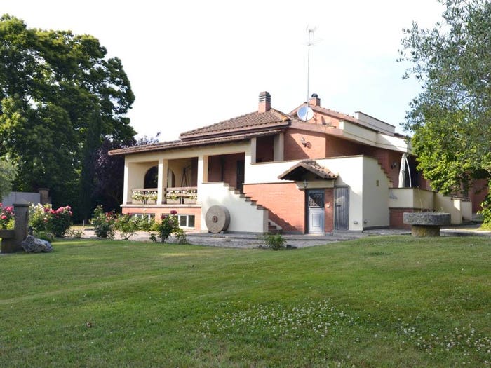 Casa con 6 locali in vendita in Via della Trinità, Capranica