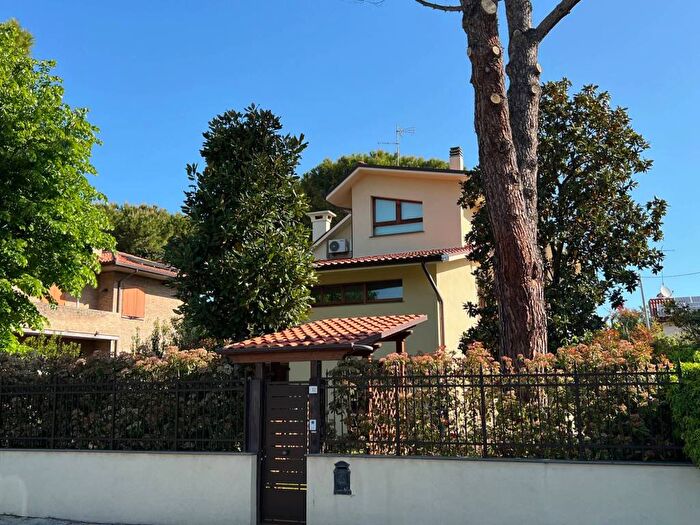 Casa con 6 locali in vendita in Via della Paleotta, Paleotta, Fano