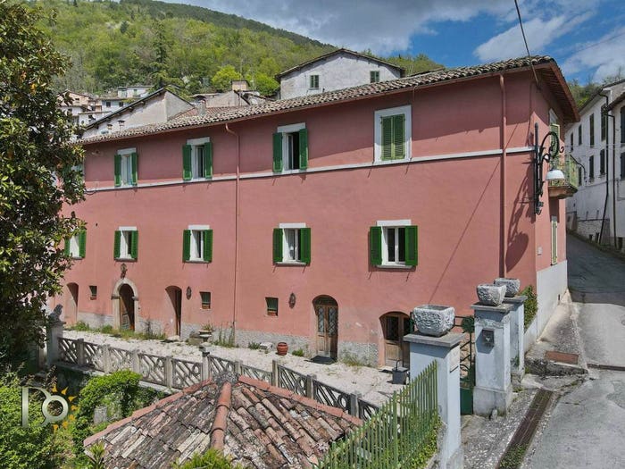 Casa con 6 locali in vendita in Via Cerenaro, Rieti