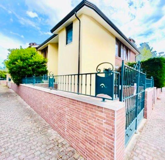 Casa quadrilocale in vendita in Via Giovanni Gronchi, Lido delle Nazioni, Comacchio
