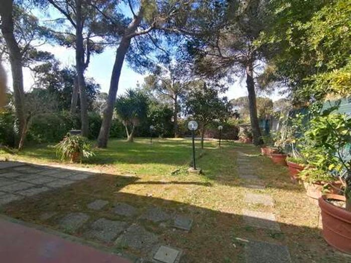 Casa quadrilocale in vendita in Via Cristoforo Colombo, Quercianella, Livorno