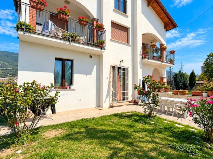 Appartamento trilocale in vendita in Via Madonna delle Rotte, Centro, Gualdo Tadino