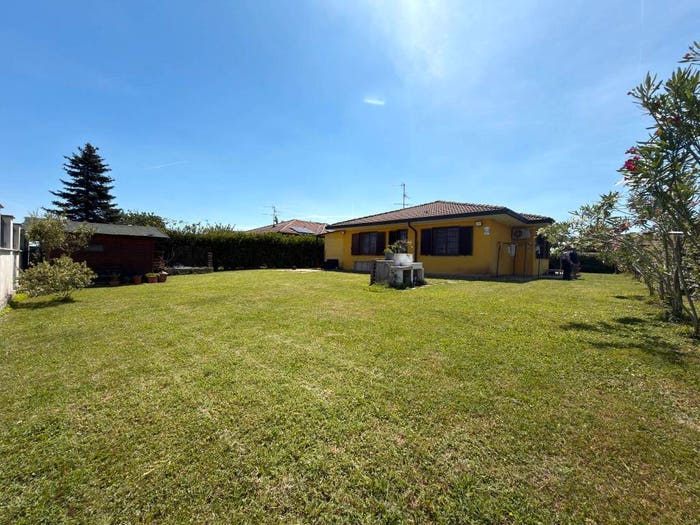 Casa con 5 locali in vendita in Via Giuseppe Garibaldi, Centro, Vellezzo Bellini