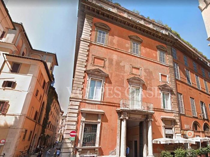 Appartamento con 6 locali in vendita in Piazza Dei Santi Apostoli, Trevi, Roma