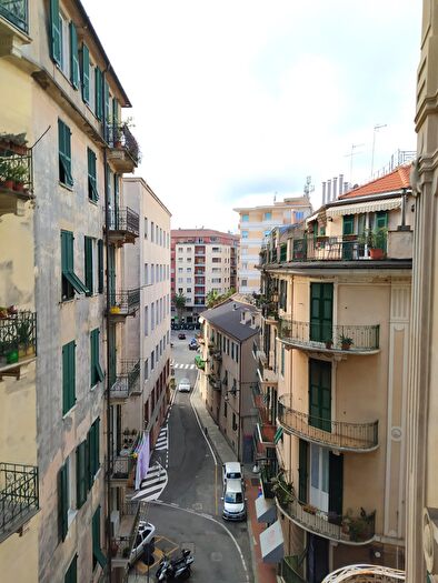 Appartamento con 5 locali in vendita in Via Anton Giulio Barrili, Savona