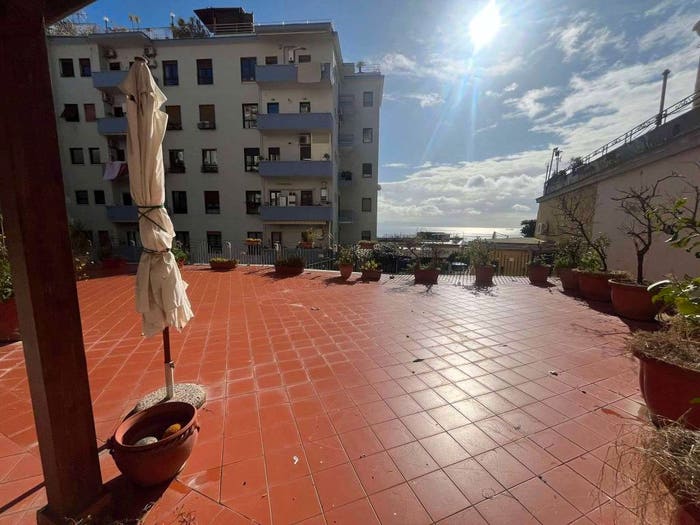 Appartamento con 5 locali in vendita in via TASSO, Vomero, Napoli