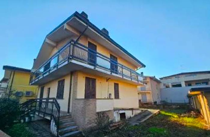 Casa con 5 locali in vendita in Via Dante Alighieri, Cesate