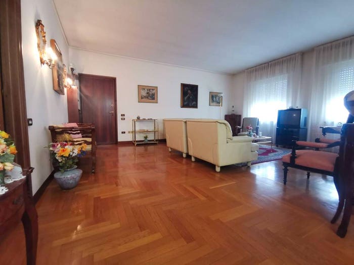 Appartamento quadrilocale in vendita in Via Alessandro Manzoni, Centro, Casteggio