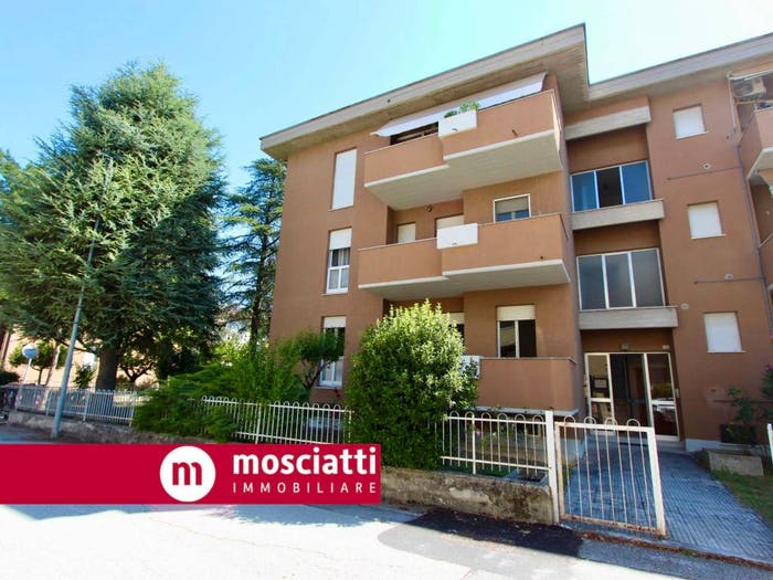 Appartamento con 6 locali in vendita in Via Paris Scipione, Centro, Matelica