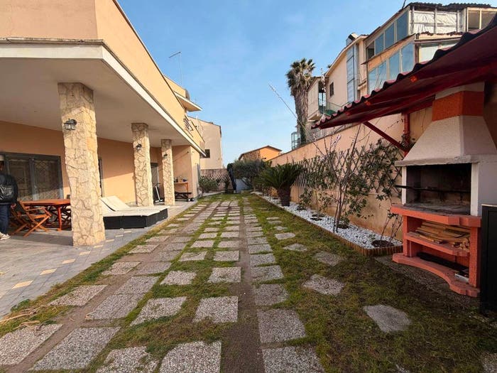 Casa quadrilocale in vendita in Via Ferdinando d'Aragona, Castel Fusano, Roma