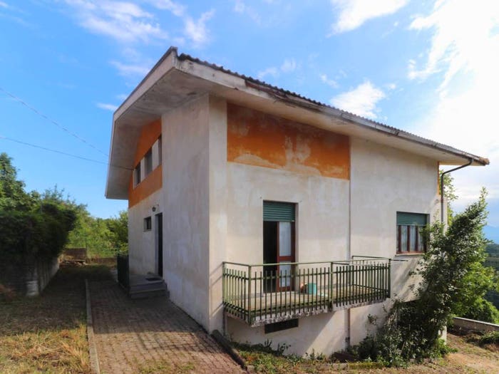 Casa con 6 locali in vendita in via Donadei, Belvedere Langhe