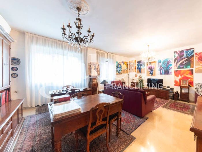 Appartamento quadrilocale in vendita in Via Carlo Poma, Indipendenza, Milano