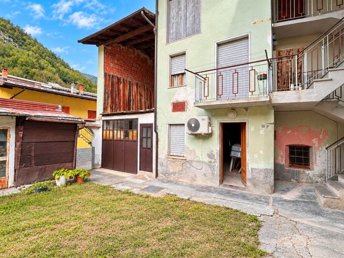 Casa con 6 locali in vendita in Via Massimo Barale, Roaschia