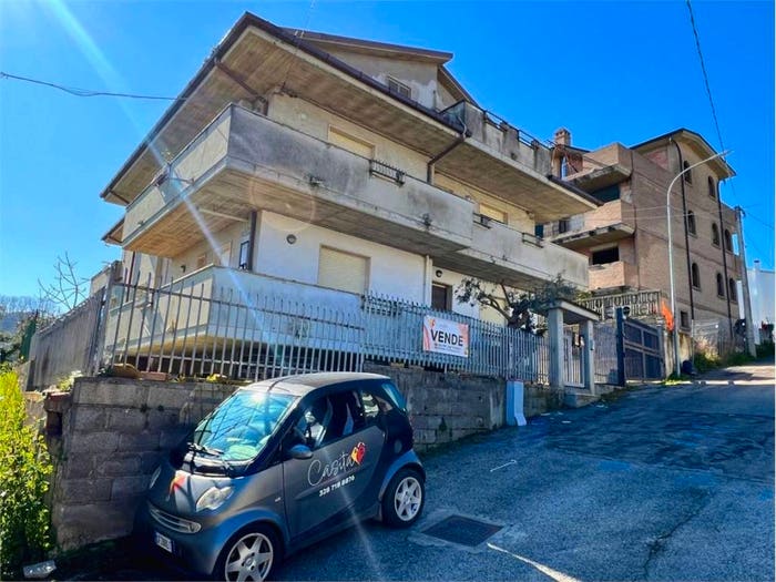 Appartamento con 6 locali in vendita in Via Giardino, Colonnella