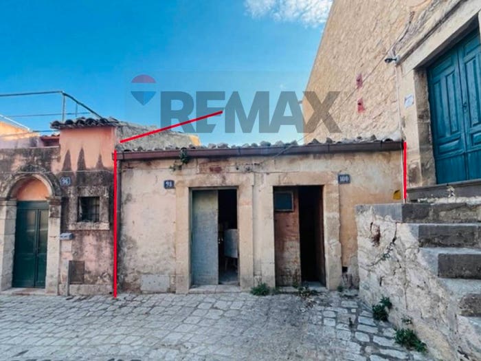 Casa bilocale in vendita in Via Vittorio Emanuele III, Monterosso Almo
