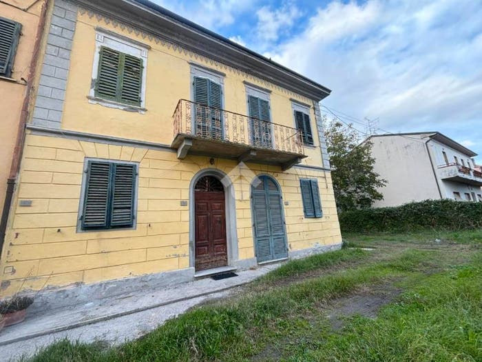 Casa con 6 locali in vendita in Via Ippolito Nievo, Centro, Cascina