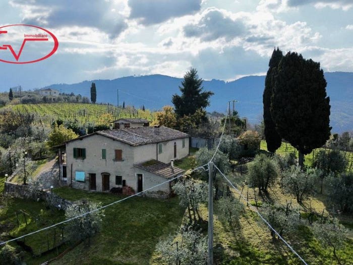 Casa con 6 locali in vendita in Via Chiantigiana, Cavriglia