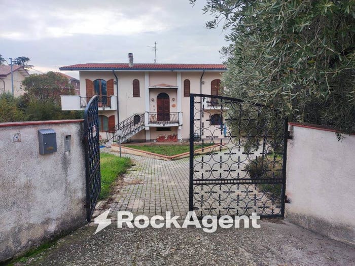 Casa con 6 locali in vendita in via G D'Annunzio, Centro, Catignano