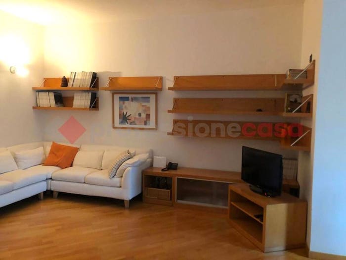 Appartamento trilocale in affitto in Via Martiri Della Libertà, Centro, Arona