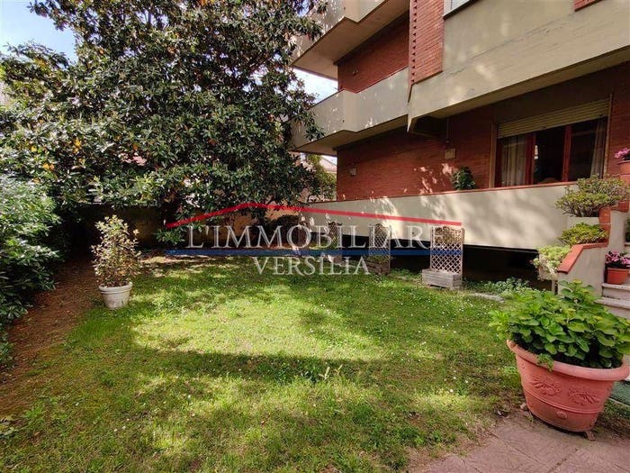 Appartamento con 6 locali in vendita in Piazza Giovanni Pellerano, Marina di Massa Centro, Massa