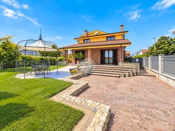 Casa con 6 locali in vendita in Via Guglielmo Marconi, Rondissone