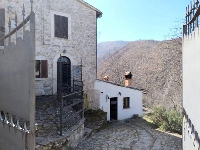 Casa con 6 locali in vendita in Frazione Poggio Di Croce, Preci