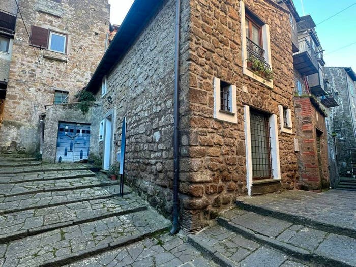 Casa trilocale in vendita in Vicolo del Giacinto, Centro, Capranica