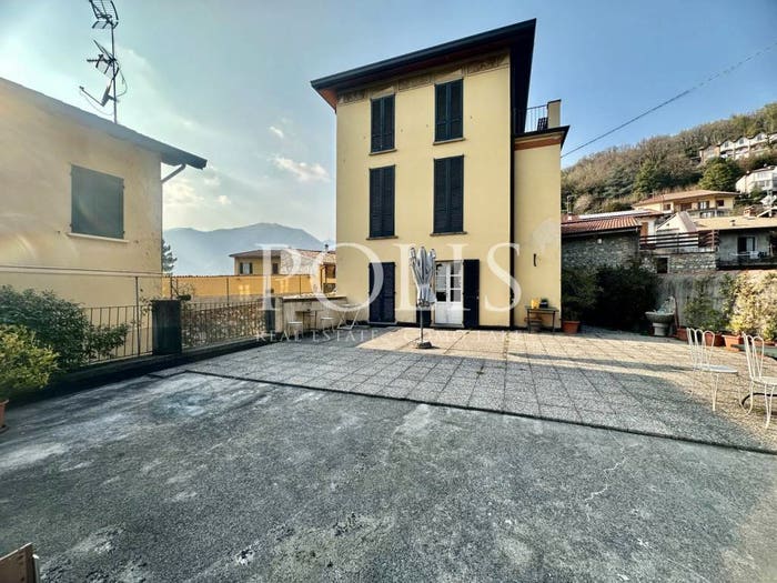 Casa con 6 locali in vendita in Proserpio