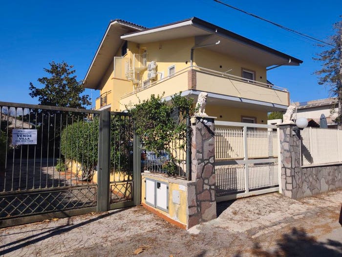 Casa con 6 locali in vendita in Via Cristoforo Colombo, Centro, Minturno