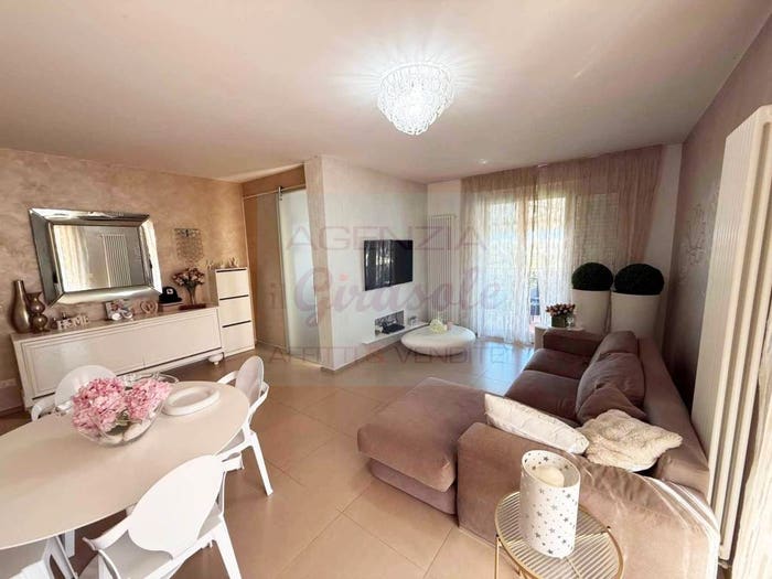 Appartamento con 6 locali in vendita in Via Roma, Villa Rosa, Martinsicuro
