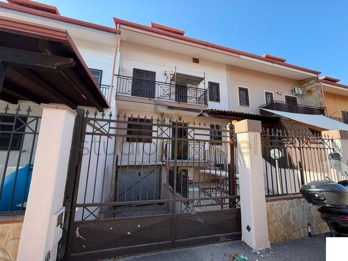 Casa quadrilocale in vendita in Via Vittorio Emanuele, Parete