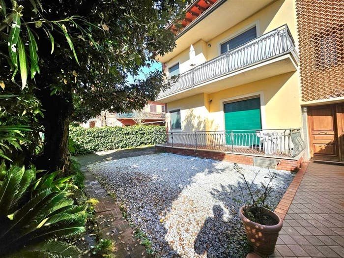 Appartamento con 5 locali in vendita in Ronchi Poveromo, Massa
