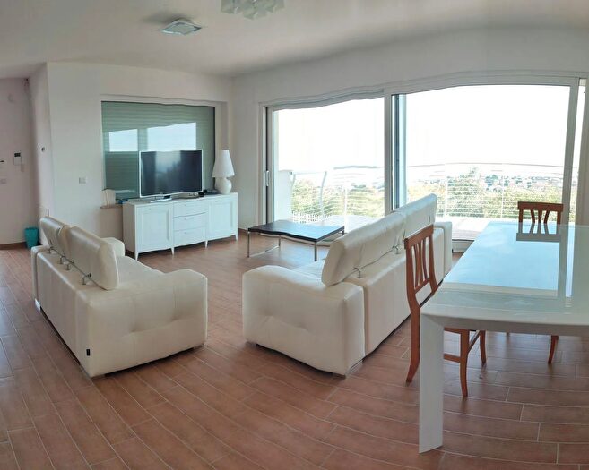 Casa con 8 locali in vendita in Silvi