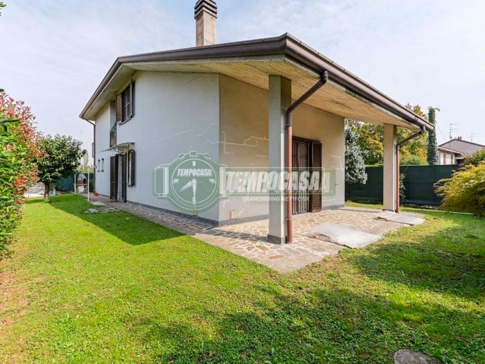 Casa quadrilocale in vendita in Via Carlo Cattaneo, Centro, Bernareggio