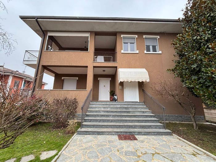 Casa con 6 locali in vendita in Via Michelangelo Buonarroti, Caresanablot