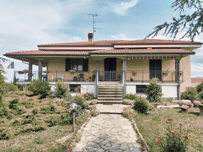 Casa con 6 locali in vendita in Borgonovo Val Tidone