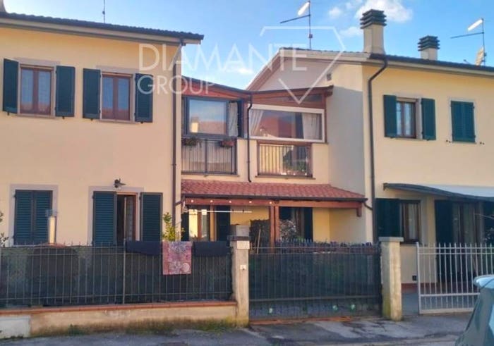 Casa quadrilocale in vendita in Zona PIP Vallone, Cortona