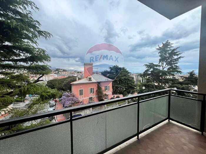 Appartamento con 5 locali in vendita in Via Fontanassa, Savona