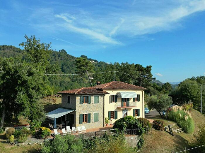 Casa con 9 locali in vendita in Barga