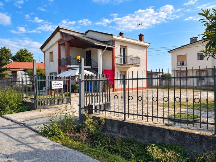Casa con 6 locali in vendita in Via Buriasco, Cercenasco