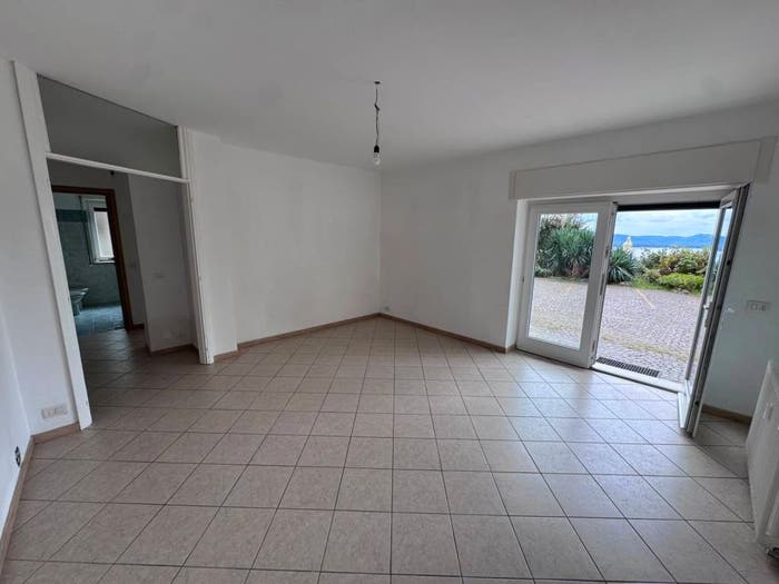 Appartamento trilocale in vendita in Via Orocco, Comerio