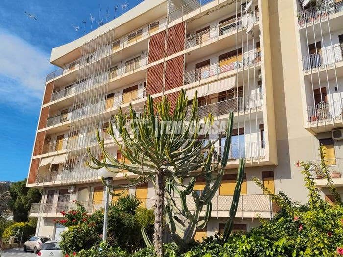 Appartamento quadrilocale in vendita in Viale dei Tigli, Annunziata Bassa, Messina