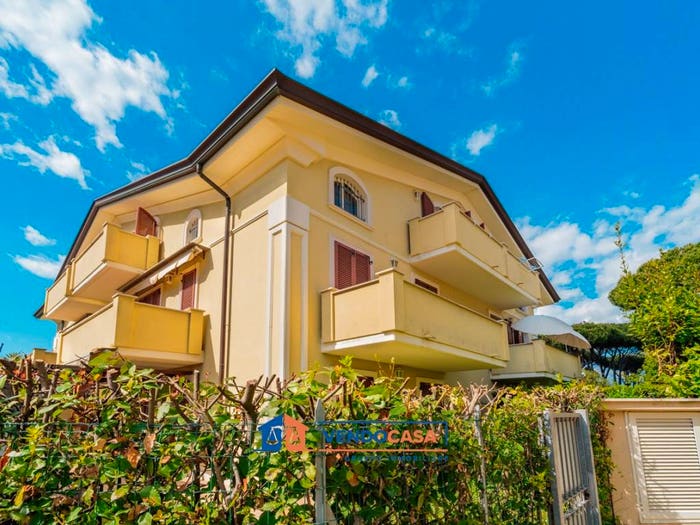 Appartamento trilocale in vendita in Via Gioacchino Rossini, Marina di Massa Centro, Massa