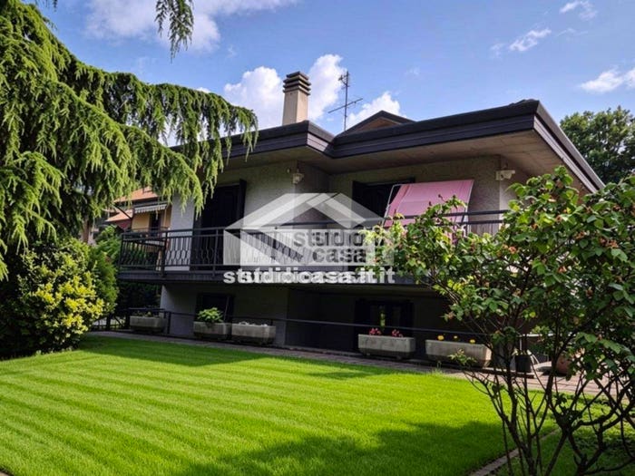 Casa con 6 locali in vendita in Lovere